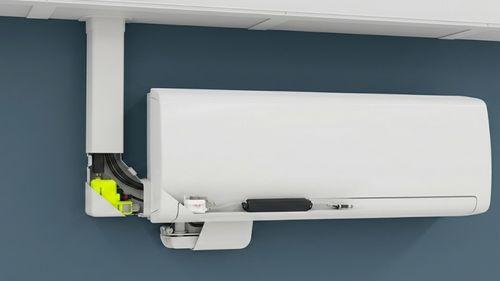 Photo d'une mini-pompe de relevage de condensats installée, avec tuyaux raccordés