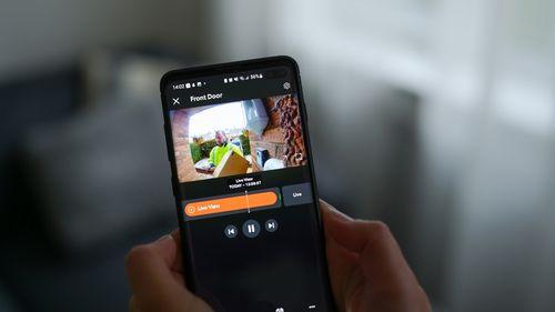 Judas numérique affichant la vue de la porte d’entrée sur smartphone – solution pour dissuader les cambrioleurs