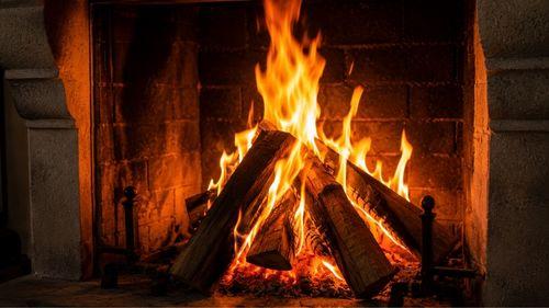 Flamme vive et tirage régulier limitant la formation de bistre dans une cheminée