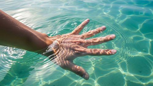 Piscine retrouvant une eau cristalline après rattrapage d'eau trouble et traitement choc rapide
