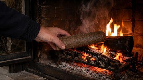 débistrage chimique : utilisation d'une bûche débistrante sur un feu de cheminée en complément du débistrage mécanique
