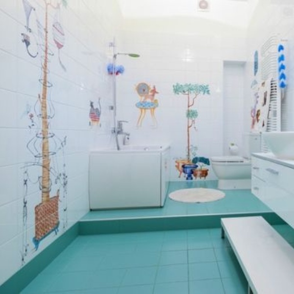 Simple et pratique, une salle de bains pour les enfants