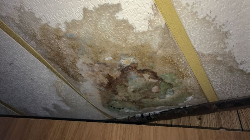 Dégâts des eaux importants sur un plafond