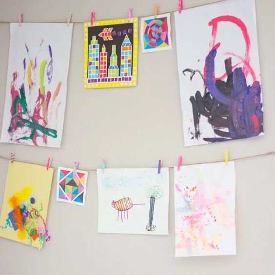 dessins dans une salle de jeux pour enfants