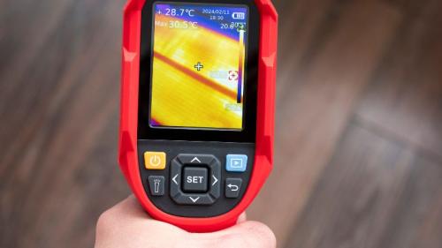 Une caméra thermique orientée vers un plancher pour trouver une fuite d'eau non visible grâce à la caméra infrarouge