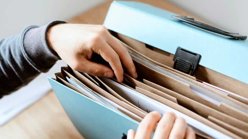 Personne qui cherche ses justificatifs pour sa demande d'indemnisation