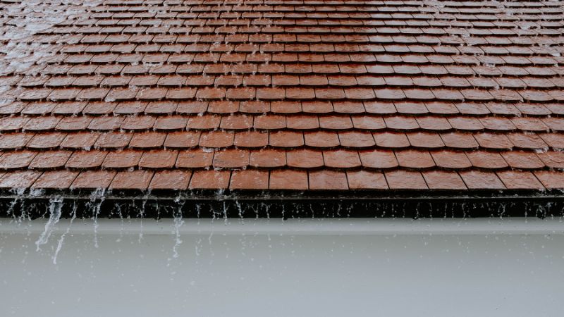 Eau de pluie qui glisse sur une toiture traitée à l'hydrofuge