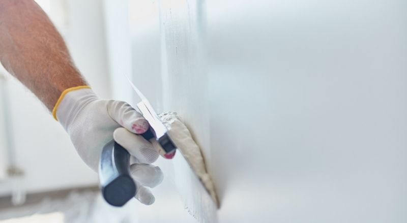 enduit de lissage sur un mur