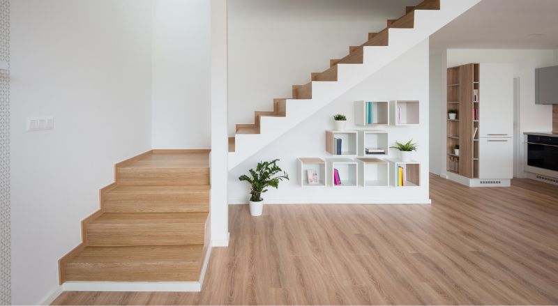 bel escalier en bois verni sans balustrade dans un interieur contemporain