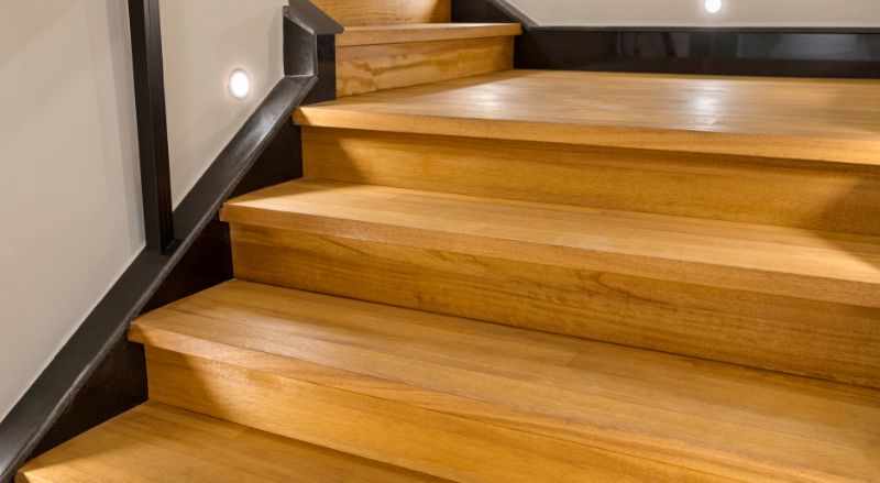 Les étapes à suivre pour poncer un escalier en bois 