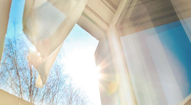 ventana abierta en verano con aire acondicionado funcionando