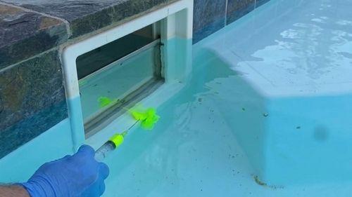Test à la fluorescéine pour détecter une fuite au niveau du skimmer de piscine