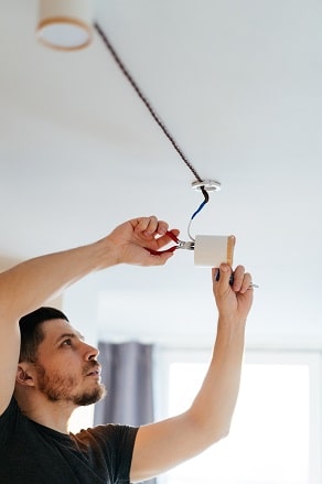 Nos conseils pour accrocher un lustre sur un plafond tendu – IZI