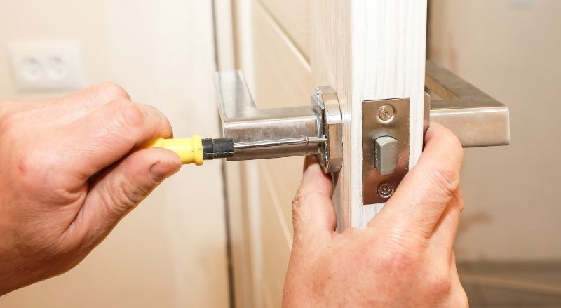 Comment poser un verrou sur une porte ? Etapes & conseils