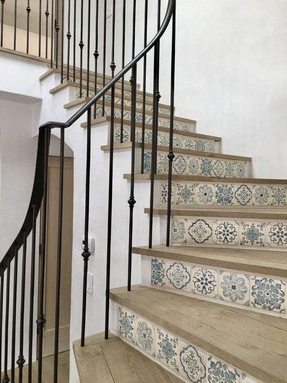 chutes de carrelage pour recouvrir un escalier
