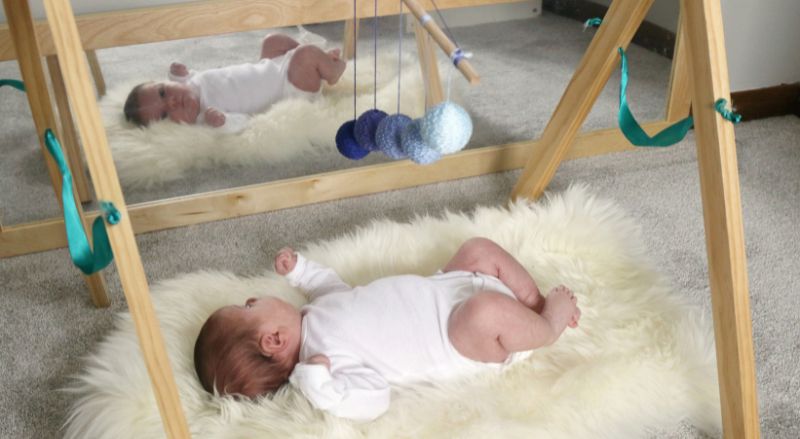 miroir nido dans une chambre d'enfant montessori