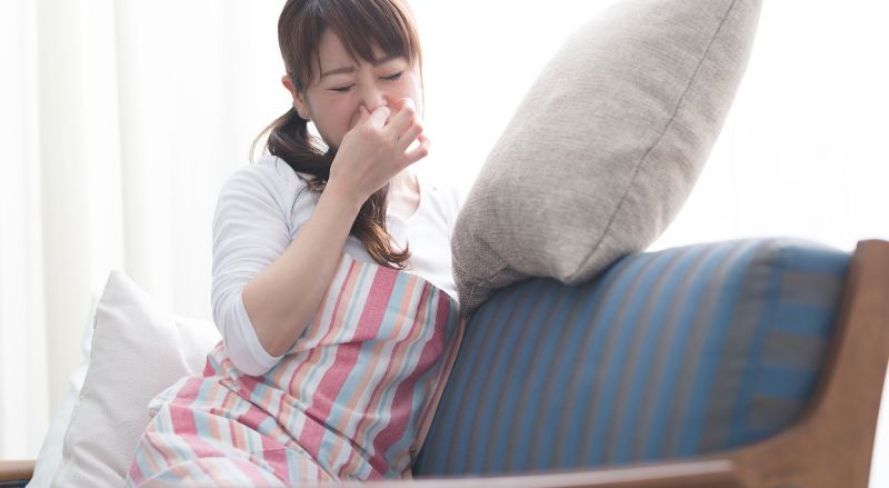 odeur de tabac sur un canapé