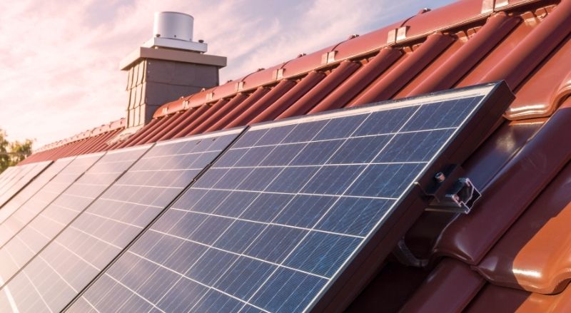 paneles solares térmicos en el techo de una casa