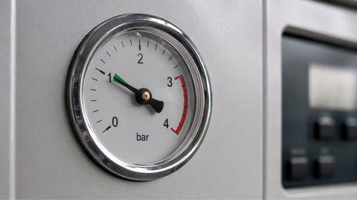 Manomètre de chaudière gaz indiquant la pression d'une chaudière : premier point à contrôler quand il n'y a pas de pression d'eau chaude
