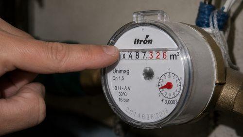 Vérification du compteur d'eau pour détecter une fuite sur une installation de chaudière gaz et expliquer le fait qu'il n'y ait plus de pression dans les robinets