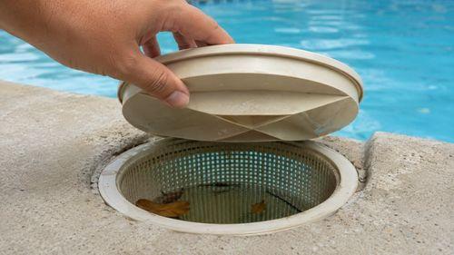 Vérification du panier de skimmer pour diagnostiquer une pompe de piscine bruyante