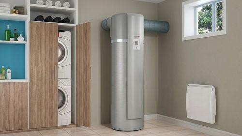 Chauffe-eau thermodynamique installé en buanderie avec gainage vers l'extérieur