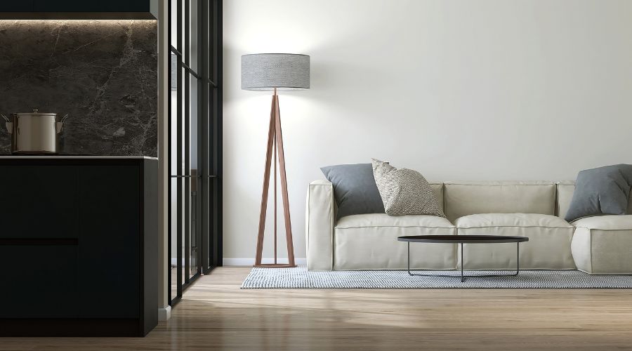 salon moderne avec canape couleur creme a partir d une porte coulissante en verre sur mur blanc la lumiere du soleil se reflete sur un parquet stratifie pose perpendiculairement a la porte fenetre
