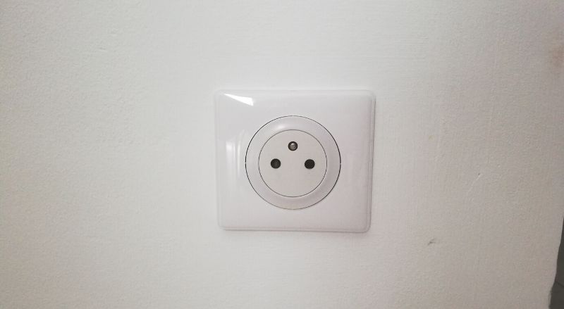 prise électrique avec terre affleurante