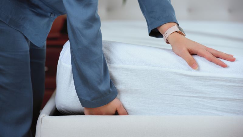 Pose d’une housse anti-punaises de lit sur un matelas après traitement – coût annexe à prévoir au prix d'intervention contre les punaises de lit