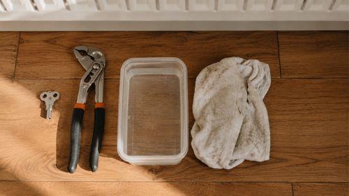 Outils nécessaires pour purger un radiateur : clé de purge, récipient