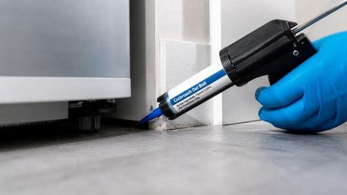 Application professionnelle de gel anti-cafards dans un appartement en location — traitement pris en charge par le propriétaire