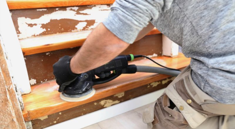 Comment poncer un escalier en bois ? Étapes et astuces