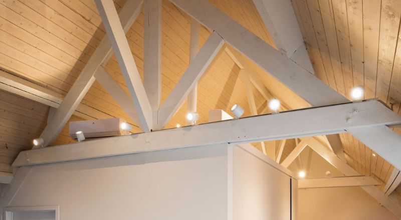 spots LED sur rail dans des combles