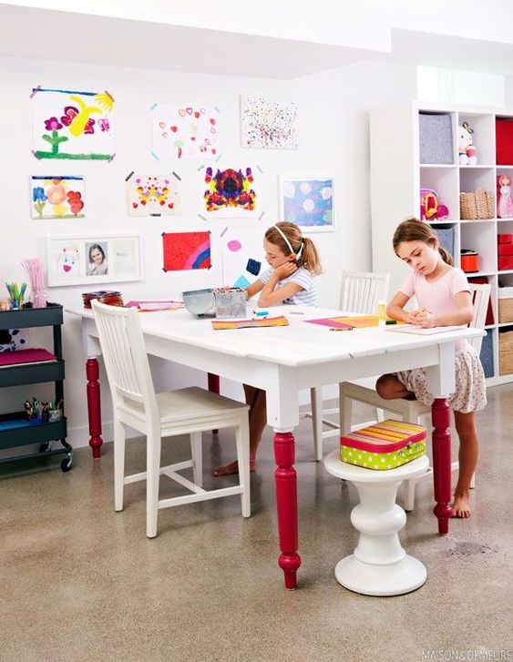 table dans une salle de jeux pour enfants