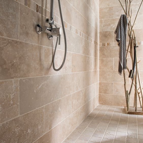douche à l'italienne en travertin