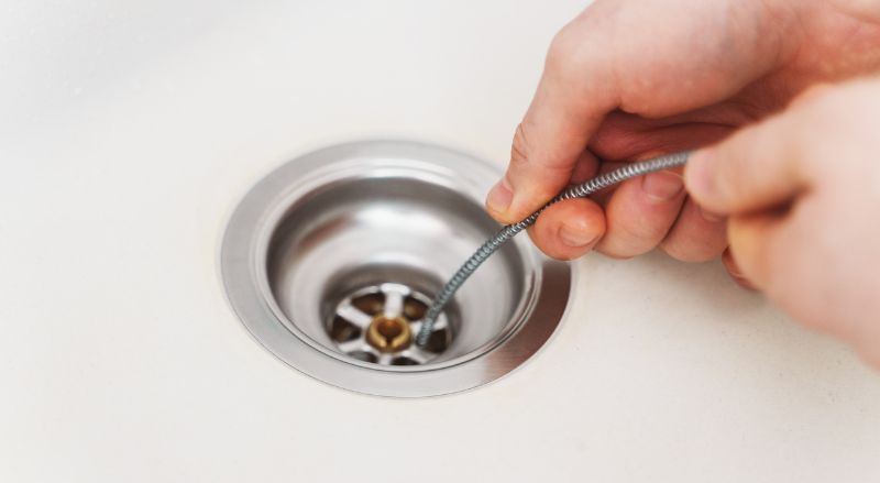 7 solutions pour déboucher une canalisation - Alpem