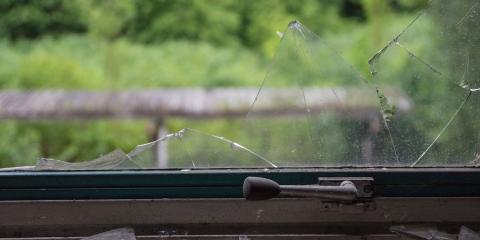 une fenêtre cassée après une tempête