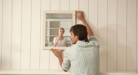 accrocher un miroir sur un mur 
