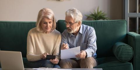 couple de retraités qui calculent le coût de leur travaux