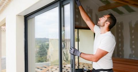 Intervention d'un professionnel sur une baie vitrée bloquée.