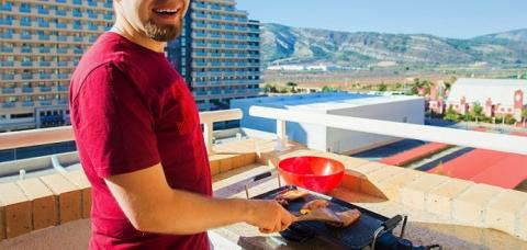 Personne faisant un barbecue sur son balcon