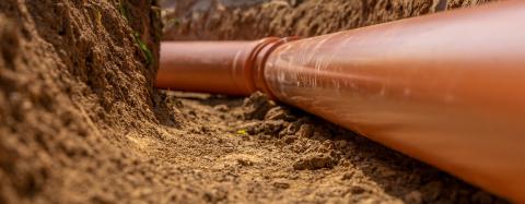 Canalisation enterrée qui passe dans le terrain du voisin