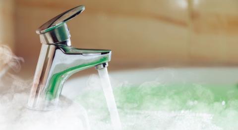 mitigeur versant de l eau chaude dans une baignoire avec de la vapeur