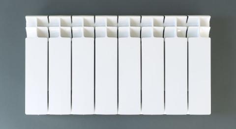 radiateur electrique moderne fixe sur un mur gris 