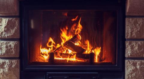gros plan sur un bon feu de cheminee