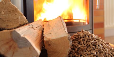 bûches et pellets de bois devant une cheminée