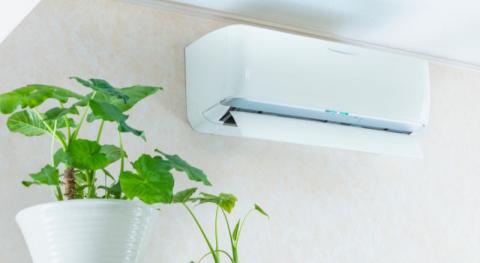 Climatiseur mural dont le voyant vert clignote 