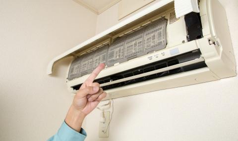 Capot d'un climatiseur qui s'arrête et qui redémarre