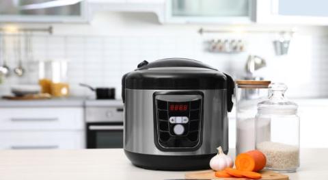 multicuiseur moderne avec aliments sur une table de cuisine