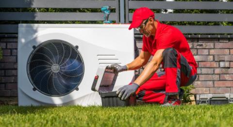 Electricien qui répare une pompe à chaleur de piscine